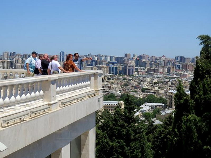 Dağüstü parkın baxış meydançasından açılan Bakı mənzərələri