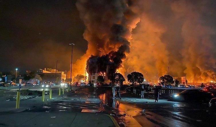 Массовые беспорядки в США: горит целый квартал, стрельба, гибнут люди