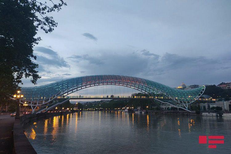 Телебашня и мост в Тбилиси окрасились в цвета азербайджанского флага