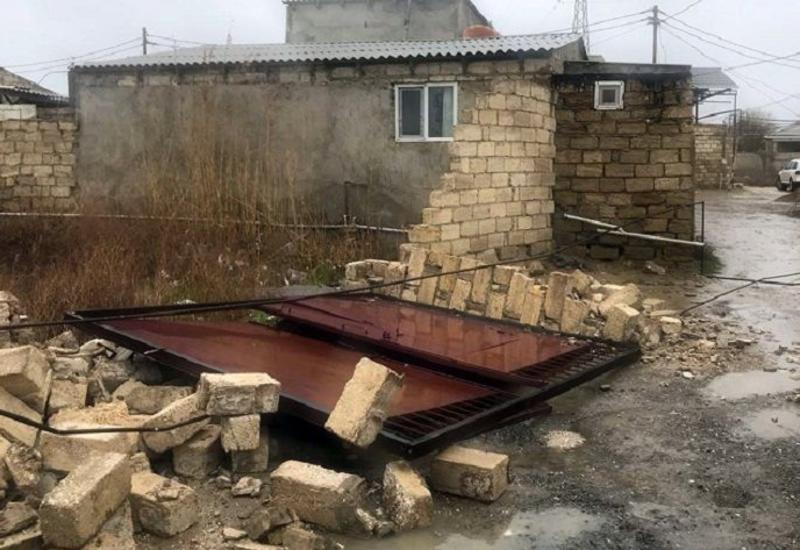 В Гусаре обрушился забор