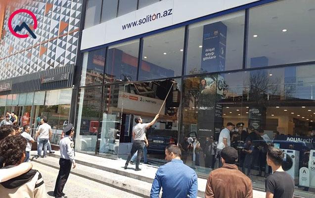 В Баку автомобиль протаранил известный магазин