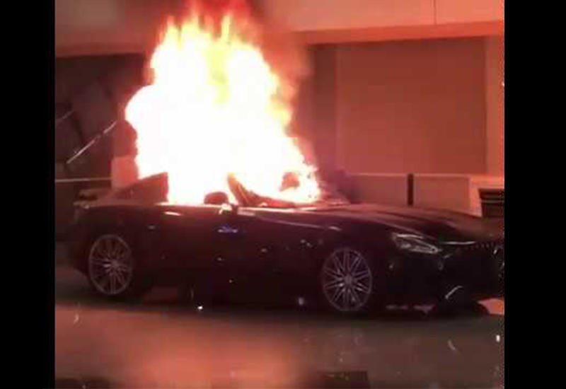 В Калифорнии сожгли люксовые автомобили в салоне Mercedes