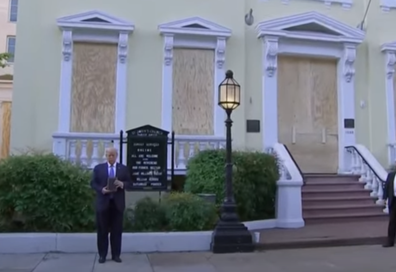 Полиция в Вашингтоне разогнала протестующих слезоточивым газом