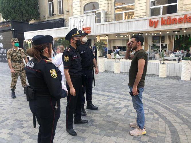 В Баку женщины-полицейские участвуют в рейдах в отношении тех, кто не носит маски