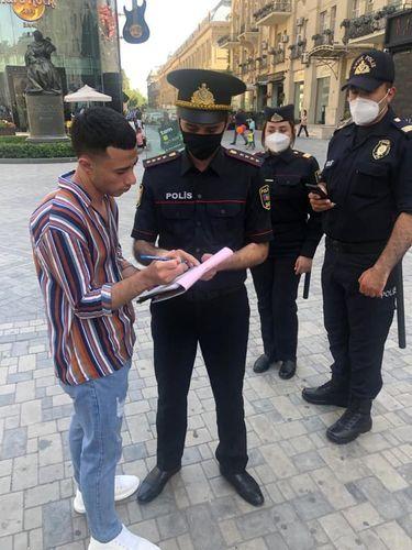 В Баку женщины-полицейские участвуют в рейдах в отношении тех, кто не носит маски