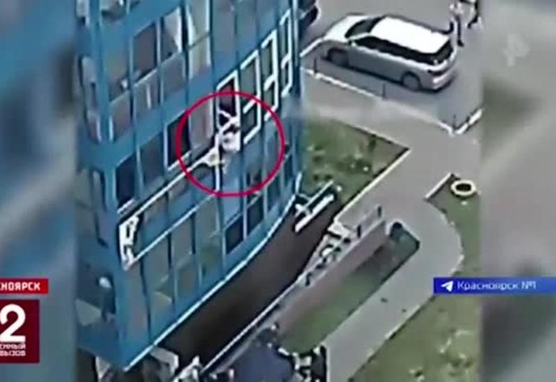 В России очевидцы спасли женщину, упавшую с большой высоты