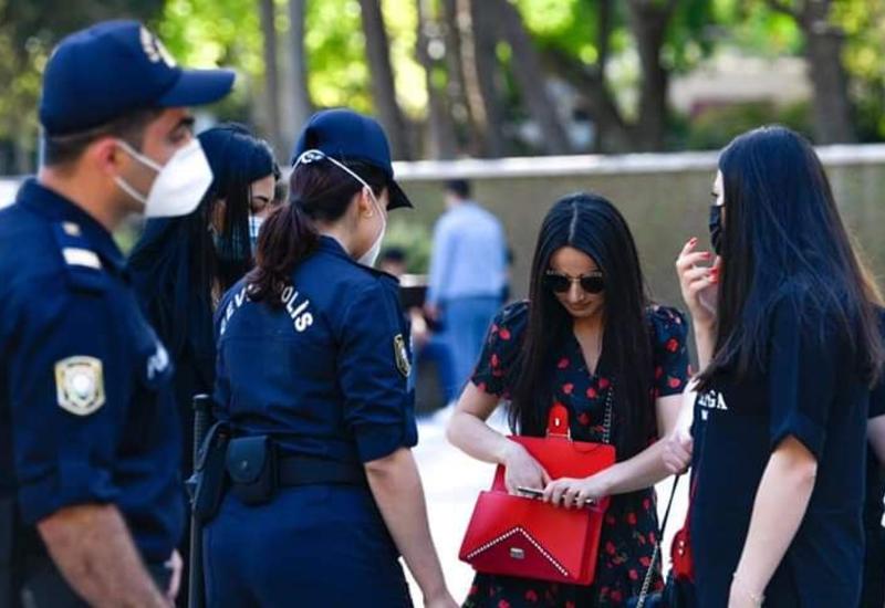 Полиция в Баку начала наказывать тех, кто не носит защитных масок