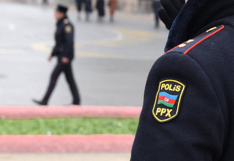 В первый день жесткого карантина в Баку полицейские спасли женщину