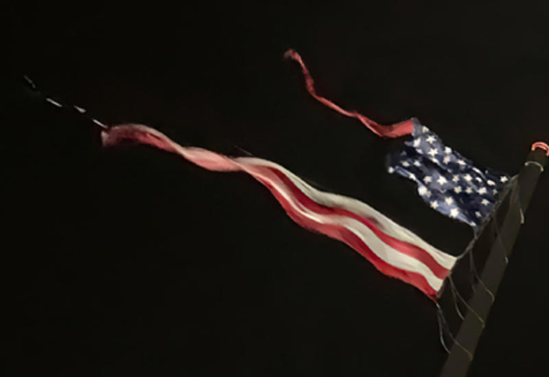Самый большой в мире национальный флаг США разорвало ударом молнии