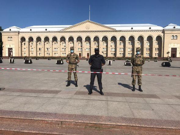 Первый день запрета выходить на улицы в Гяндже