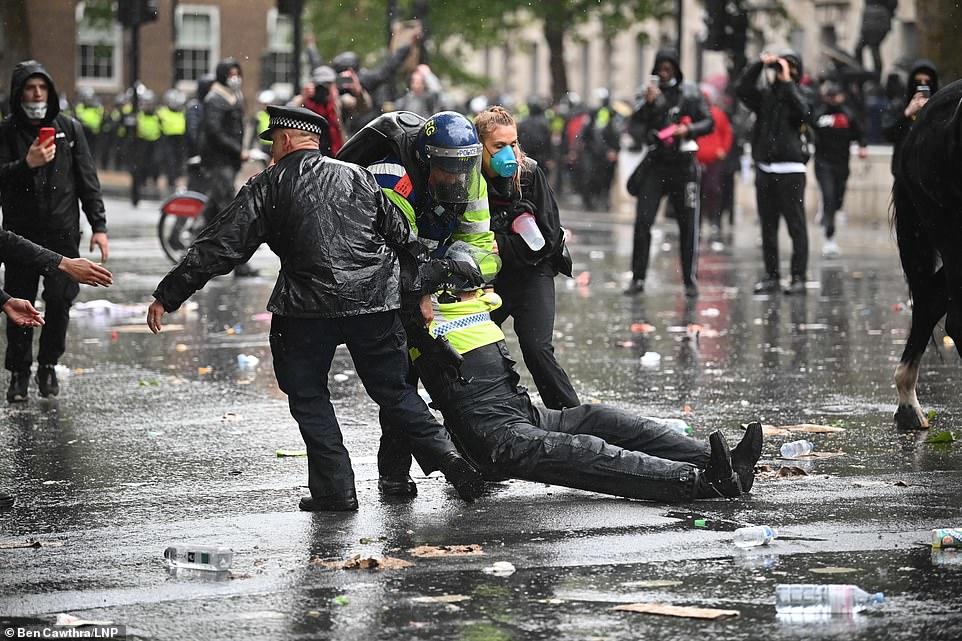 Протесты в Лондоне: 23 полицейских получили ранения