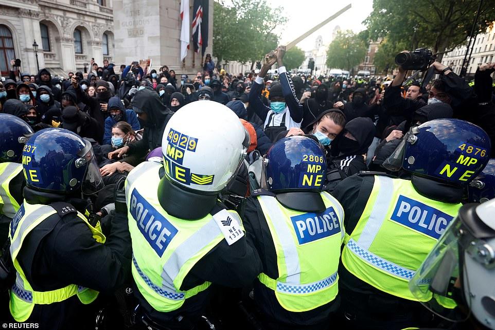 Протесты в Лондоне: 23 полицейских получили ранения