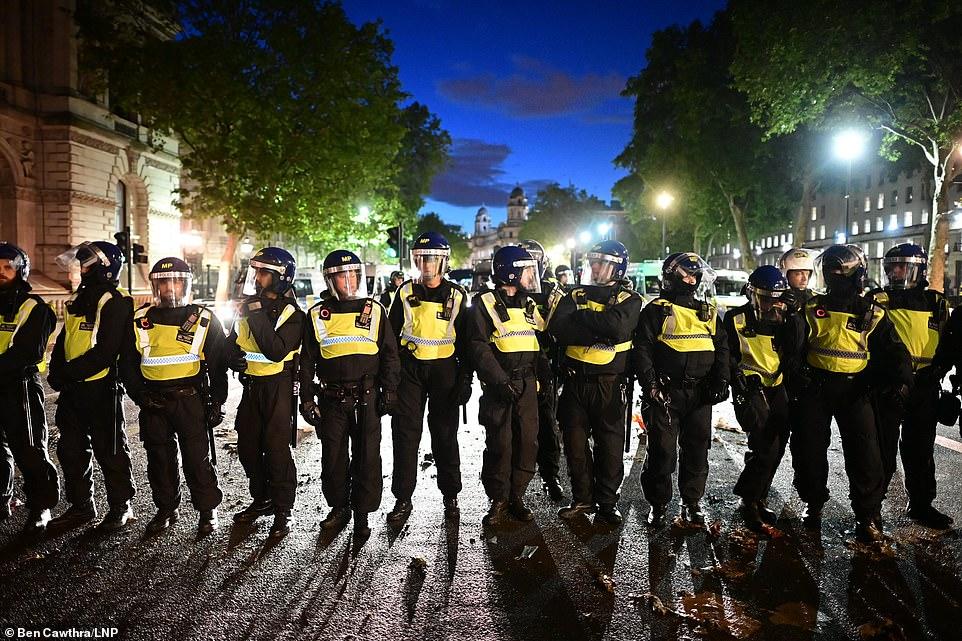 Протесты в Лондоне: 23 полицейских получили ранения