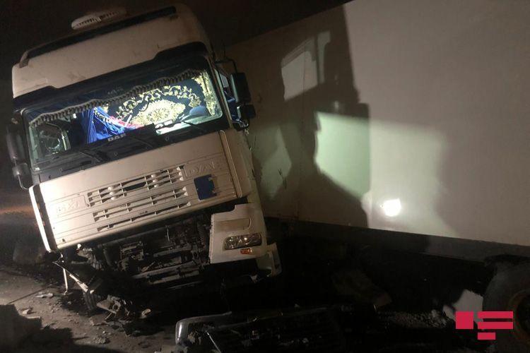 ДТП в Абшероне: у грузовика оторвало топливный бак