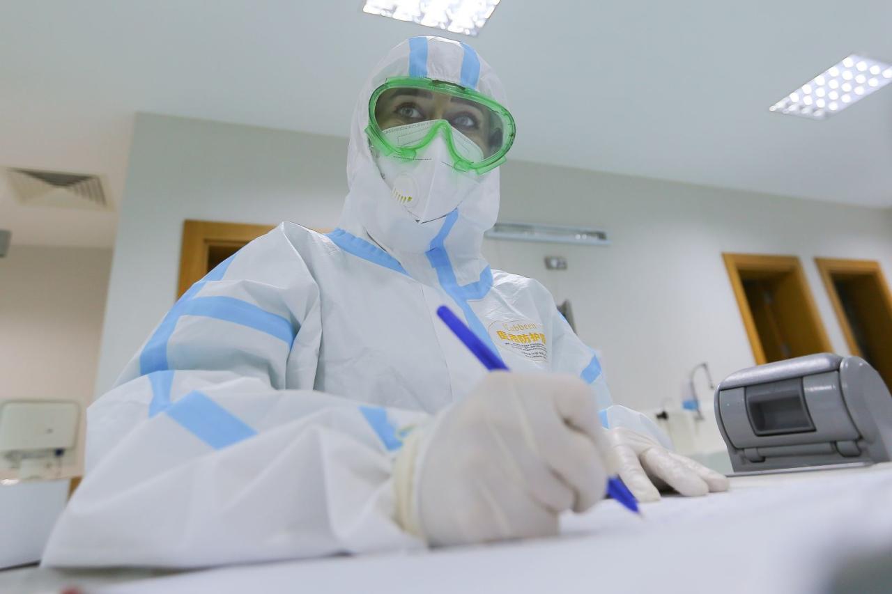Герои в белых халатах: азербайджанские врачи, борющиеся с коронавирусом
