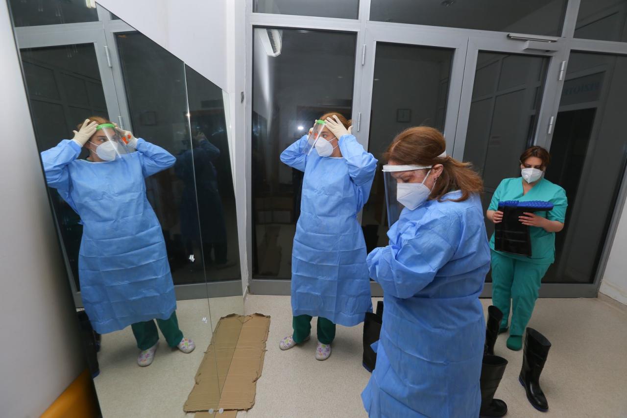 Герои в белых халатах: азербайджанские врачи, борющиеся с коронавирусом