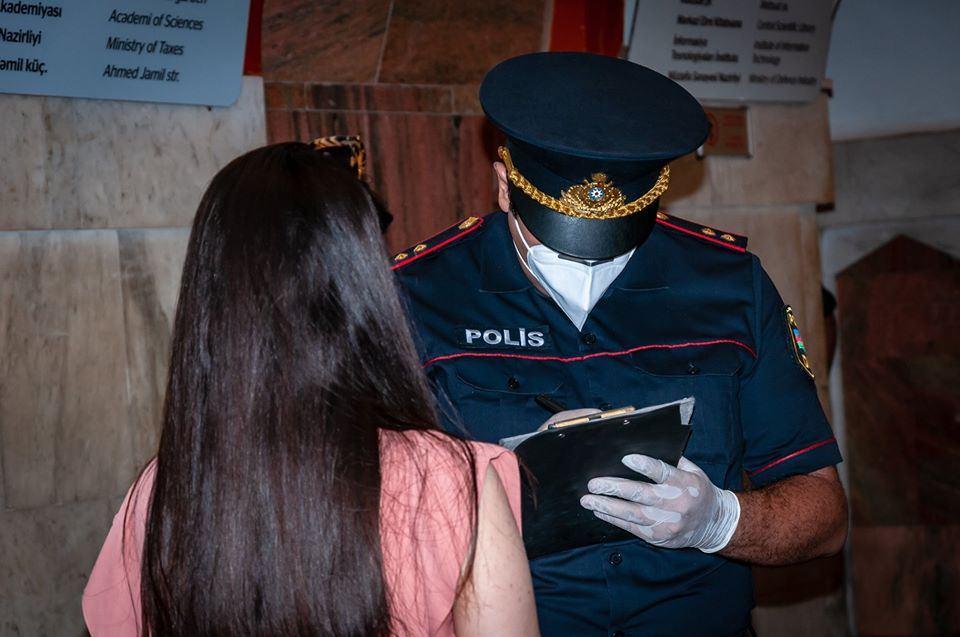 Metroda maska taxmayan sərnişinlər cərimə edildi