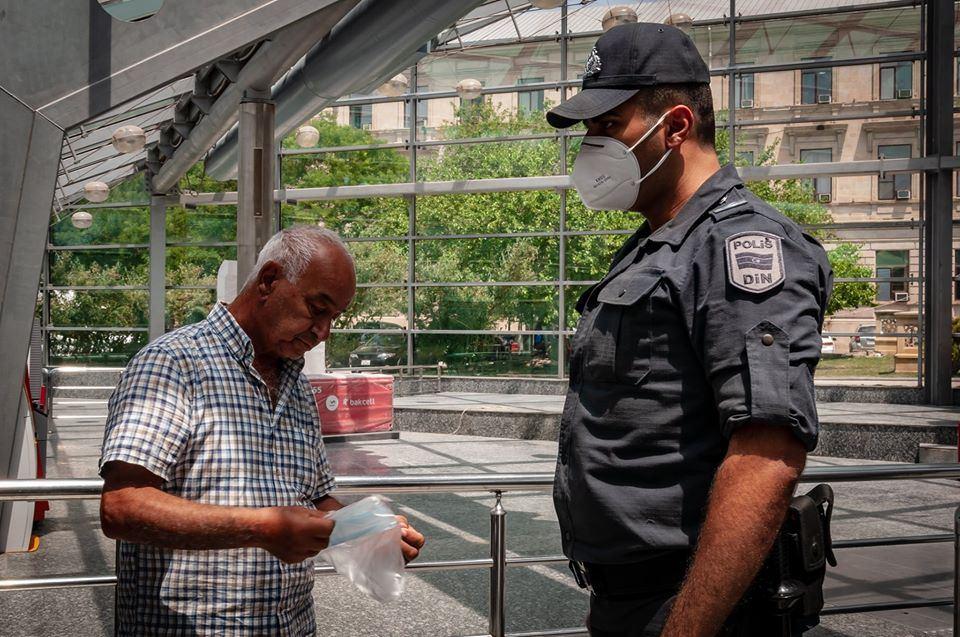 Metroda maska taxmayan sərnişinlər cərimə edildi