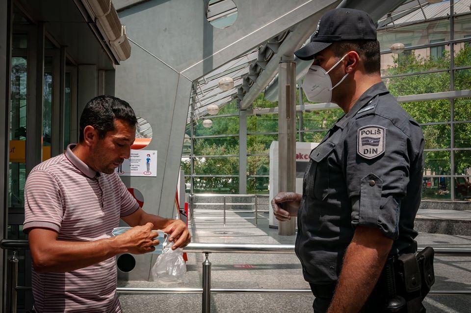 Metroda maska taxmayan sərnişinlər cərimə edildi