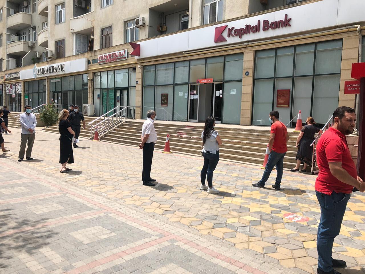 Главный директор по розничным продажам Kapital Bank Рамиль Имамов: «Во избежание очередей мы рекомендуем нашим клиентам использовать онлайн-банковские услуги» (R)