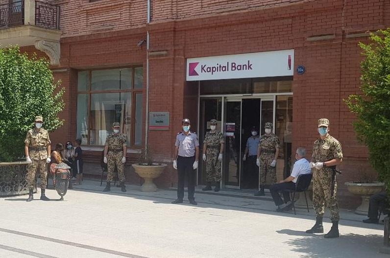 Главный директор по розничным продажам Kapital Bank Рамиль Имамов: «Во избежание очередей мы рекомендуем нашим клиентам использовать онлайн-банковские услуги» (R)
