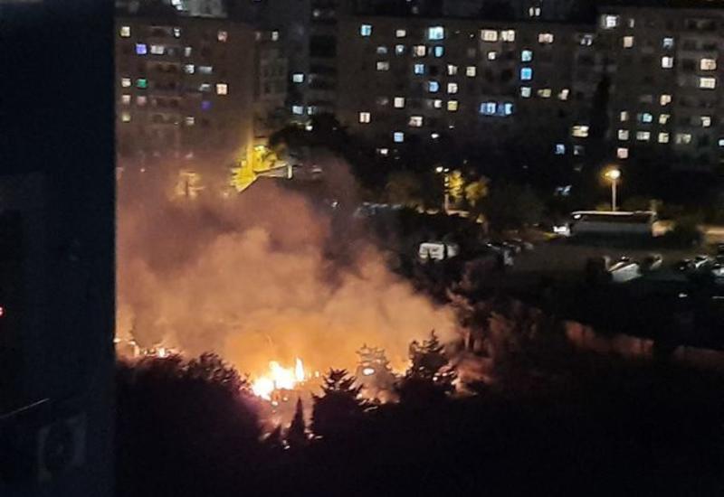 Сильный пожар на кладбище в Баку