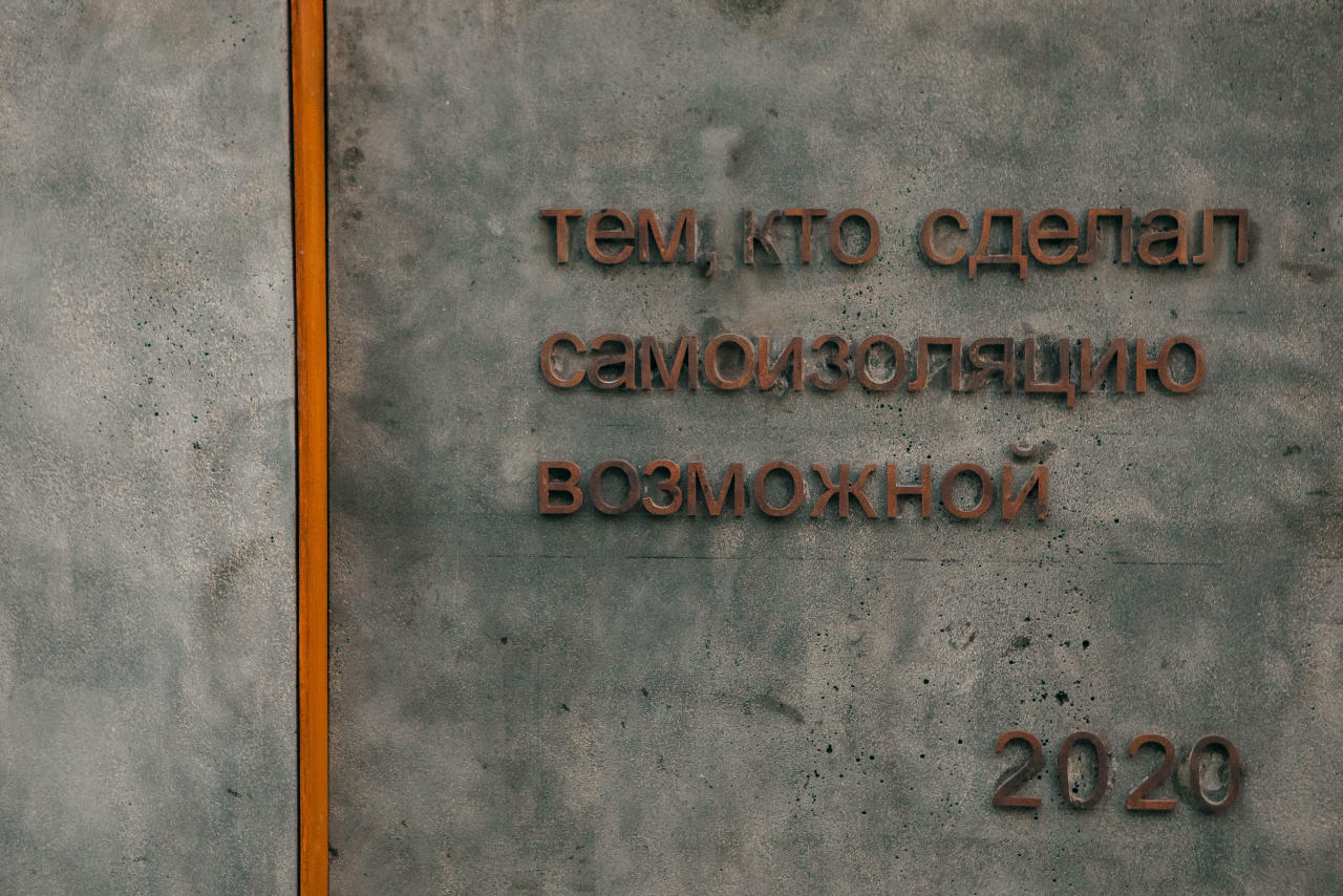 Первый в мире памятник курьерам установили в Москве