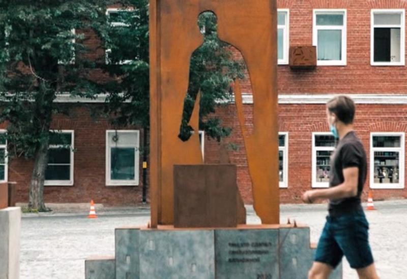 Первый в мире памятник курьерам установили в Москве