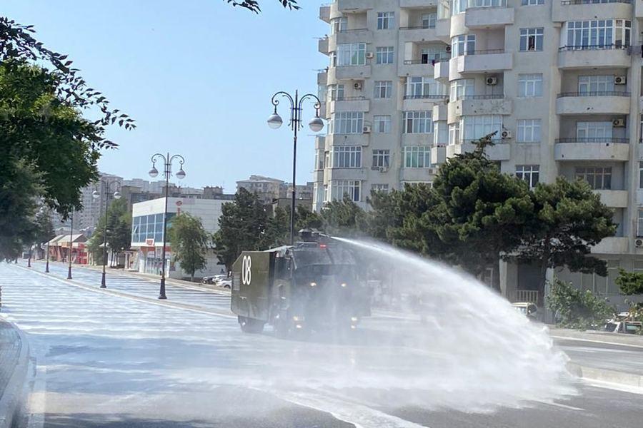 На 450 улицах и проспектах Баку проводится усиленная дезинфекция