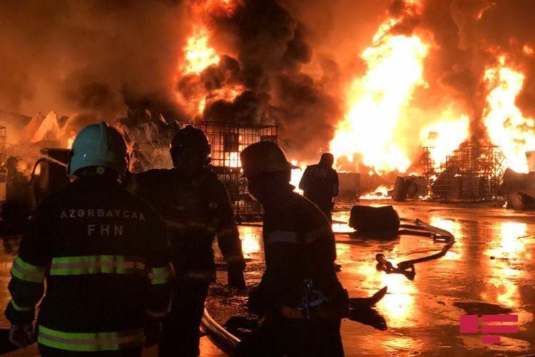 5 сотрудников МЧС пострадали во время сильного пожара в Баку