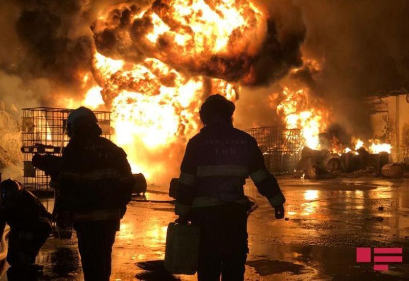 5 сотрудников МЧС пострадали во время сильного пожара в Баку
