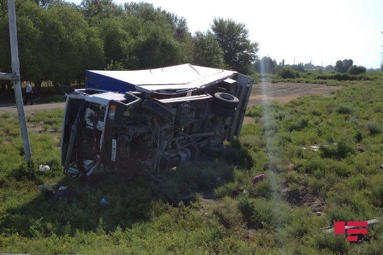 В Азербайджане поезд столкнулся с грузовиком, есть пострадавший