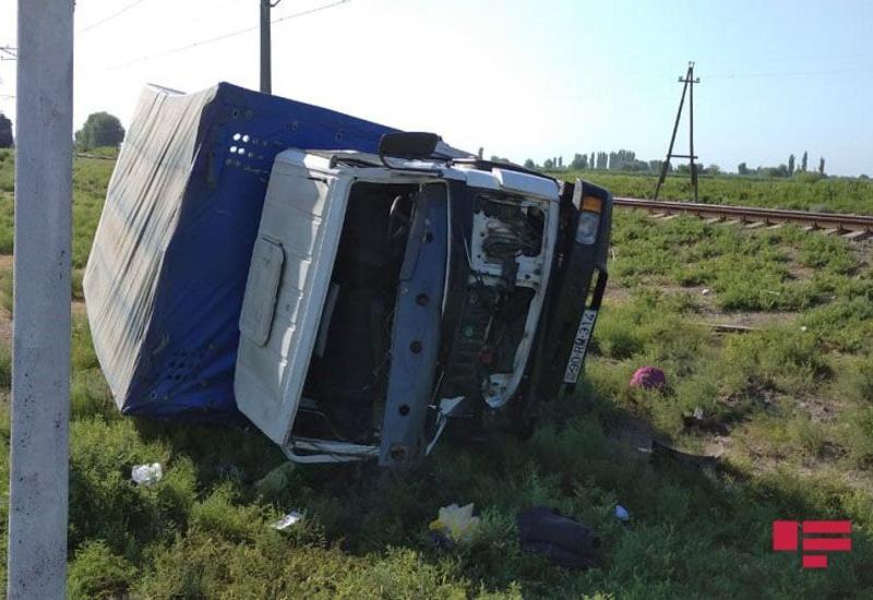 В Азербайджане поезд столкнулся с грузовиком, есть пострадавший