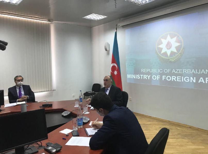 Эльмар Мамедъяров провел переговоры с еврокомиссаром Оливером Вархельи в формате видеоконференции