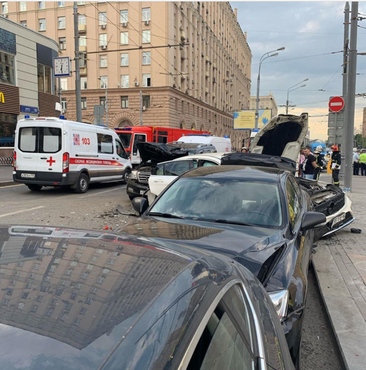 Иномарка протаранила шесть автомобилей в Москве