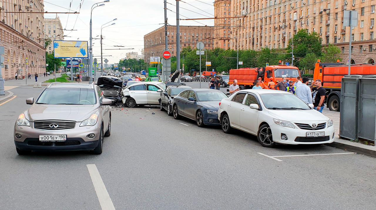 Иномарка протаранила шесть автомобилей в Москве