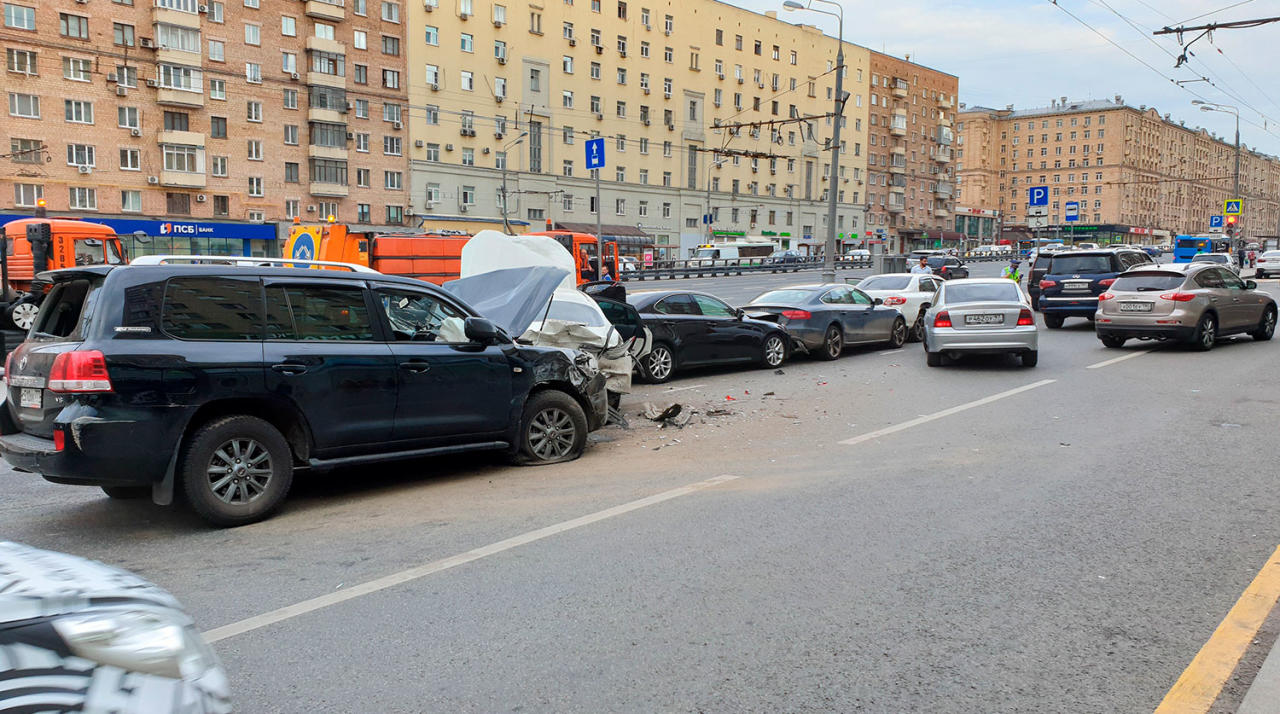 Иномарка протаранила шесть автомобилей в Москве
