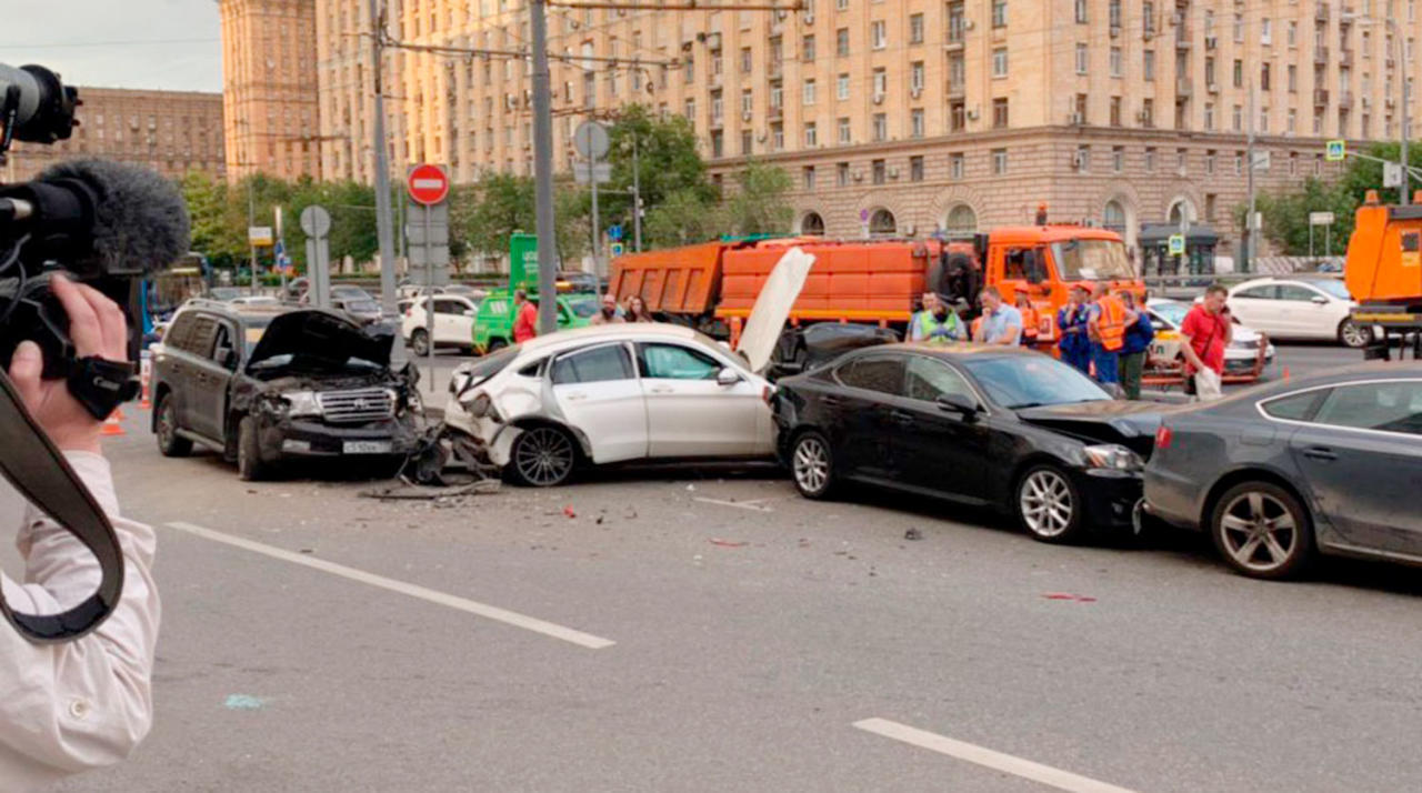 Иномарка протаранила шесть автомобилей в Москве
