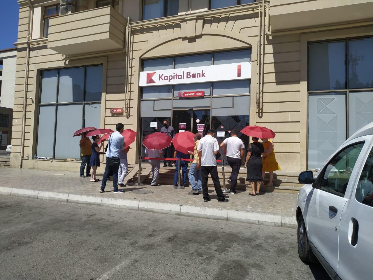 Kapital Bank помогает клиентам защититься от солнца перед филиалами (R)