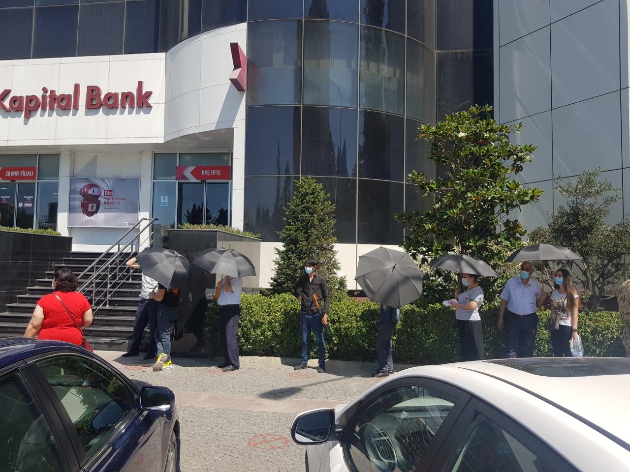Kapital Bank помогает клиентам защититься от солнца перед филиалами (R)