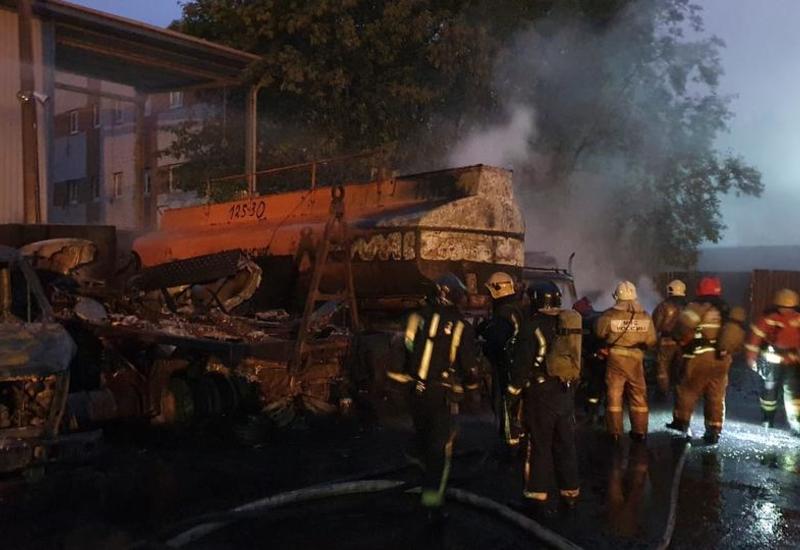 Жуткий пожар в Петербурге: загорелись цистерна и автомобили вокруг