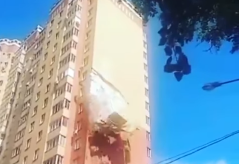 В жилой новостройке в России отвалился большой кусок стены
