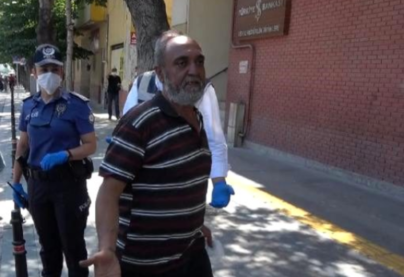 Maskanı çənəsinə taxdığı üçün polis cərimələdi: hirsindən özünü döydü