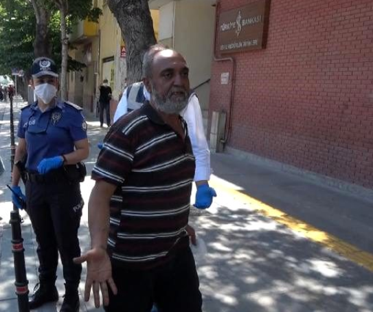 Maskanı çənəsinə taxdığı üçün polis cərimələdi: hirsindən özünü döydü
