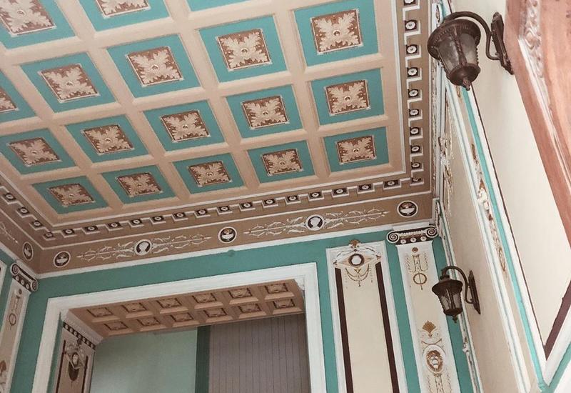 Кадры парадной интерьера четырехэтажного дома в Баку