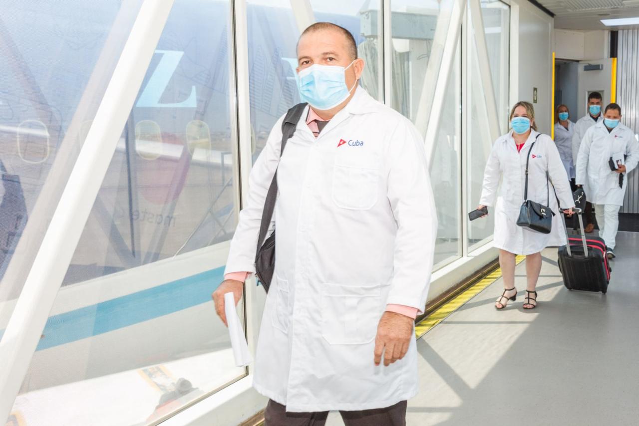 AZAL доставил в Баку врачей из Кубы