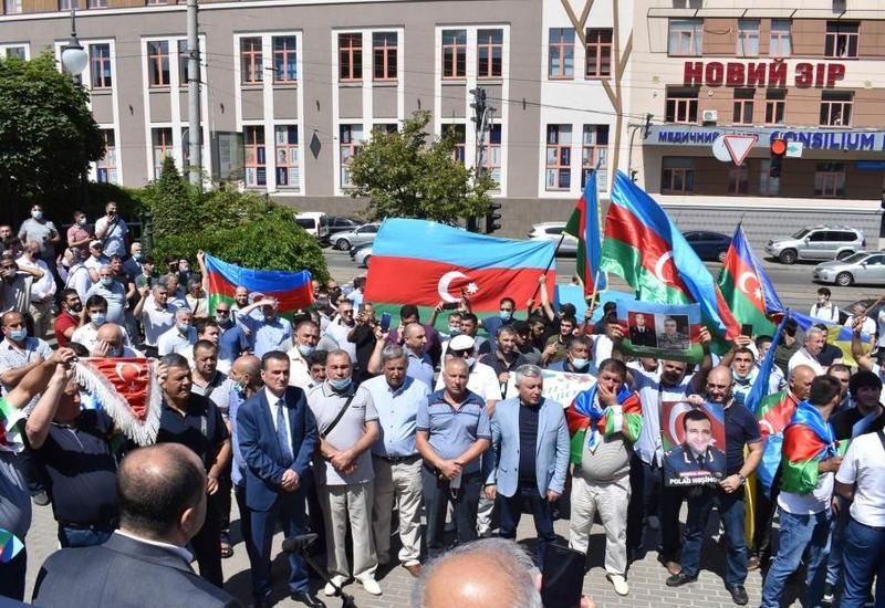 В Киеве прошел многолюдный митинг в знак протеста против провокации армян и поддержки азербайджанской армии