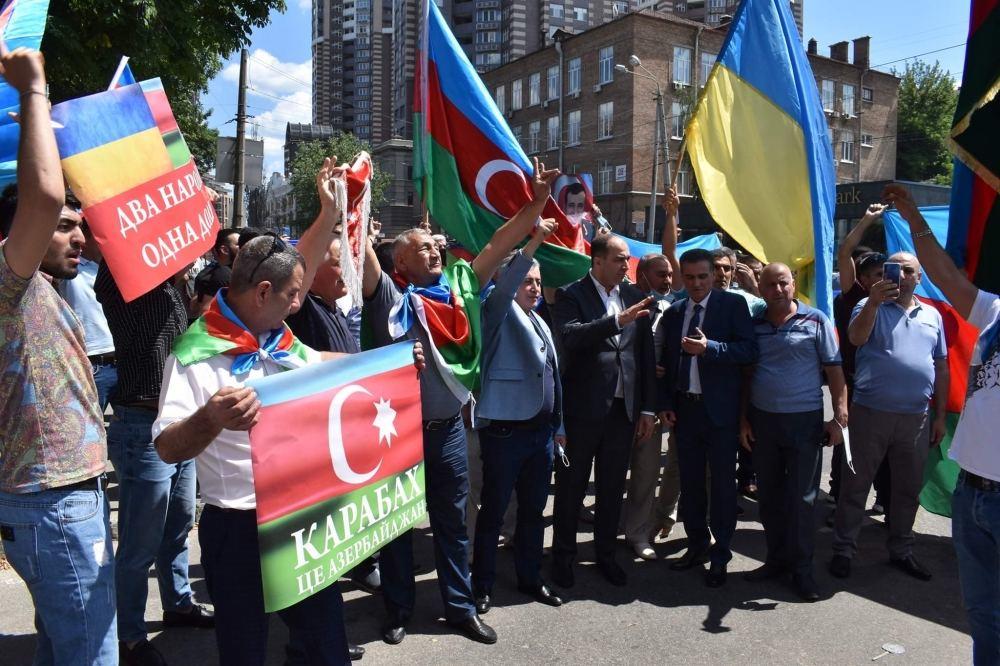 В Киеве прошел многолюдный митинг в знак протеста против провокации армян и поддержки азербайджанской армии