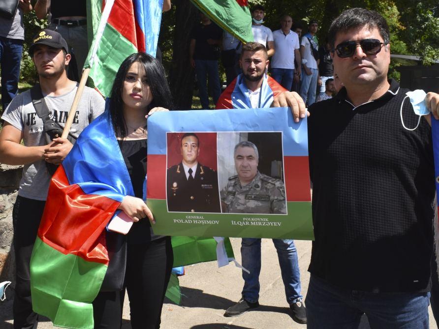 В Киеве прошел многолюдный митинг в знак протеста против провокации армян и поддержки азербайджанской армии