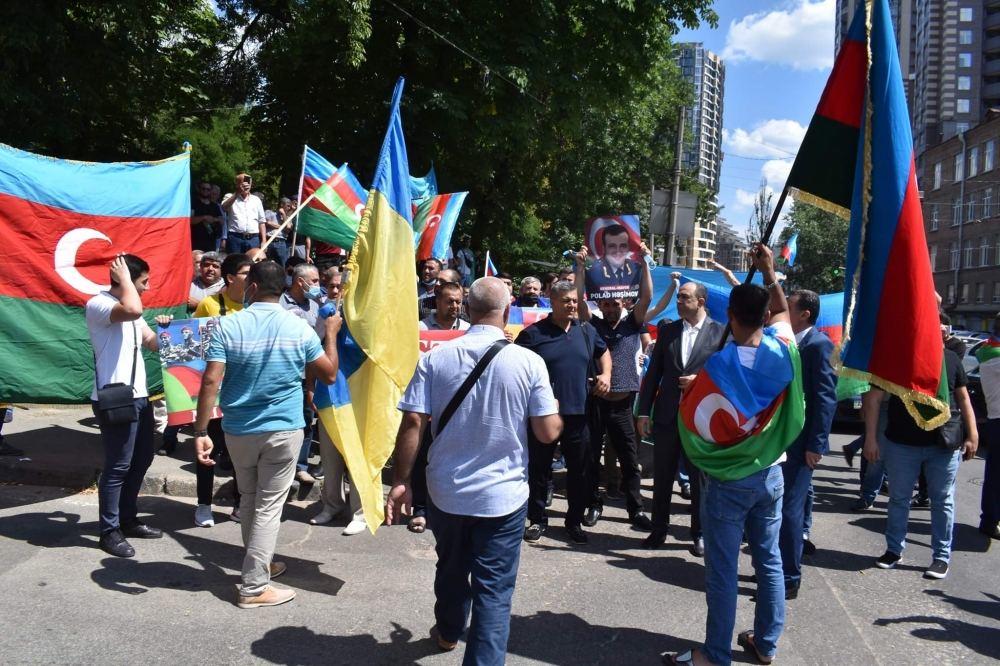 В Киеве прошел многолюдный митинг в знак протеста против провокации армян и поддержки азербайджанской армии